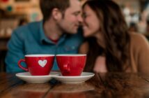 Erfolgsgeschichte Dating Cafe: Liebe online finden. (Foto: AdobeStock Curioso.Photography _808221233)