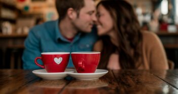 Erfolgsgeschichte Dating Cafe: Liebe online finden. (Foto: AdobeStock Curioso.Photography _808221233)